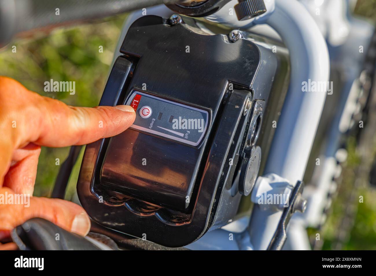 Batteria scarica di una bicicletta elettrica, controllo della batteria della bicicletta, guasto della bicicletta elettrica, ricarica della bicicletta Foto Stock
