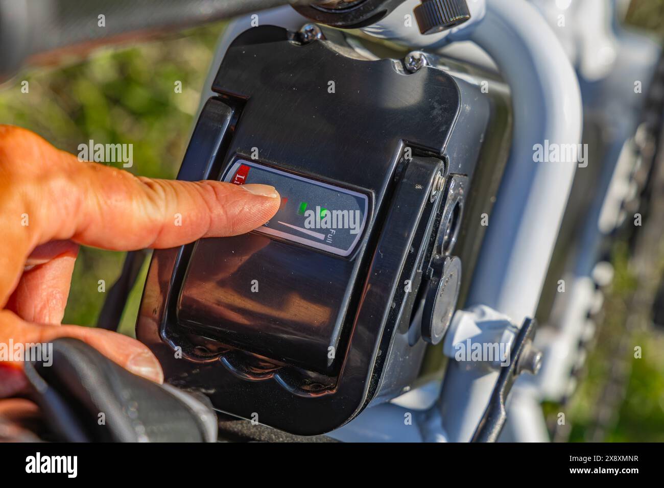 Batteria scarica di una bicicletta elettrica, controllo della batteria della bicicletta, guasto della bicicletta elettrica, ricarica della bicicletta Foto Stock