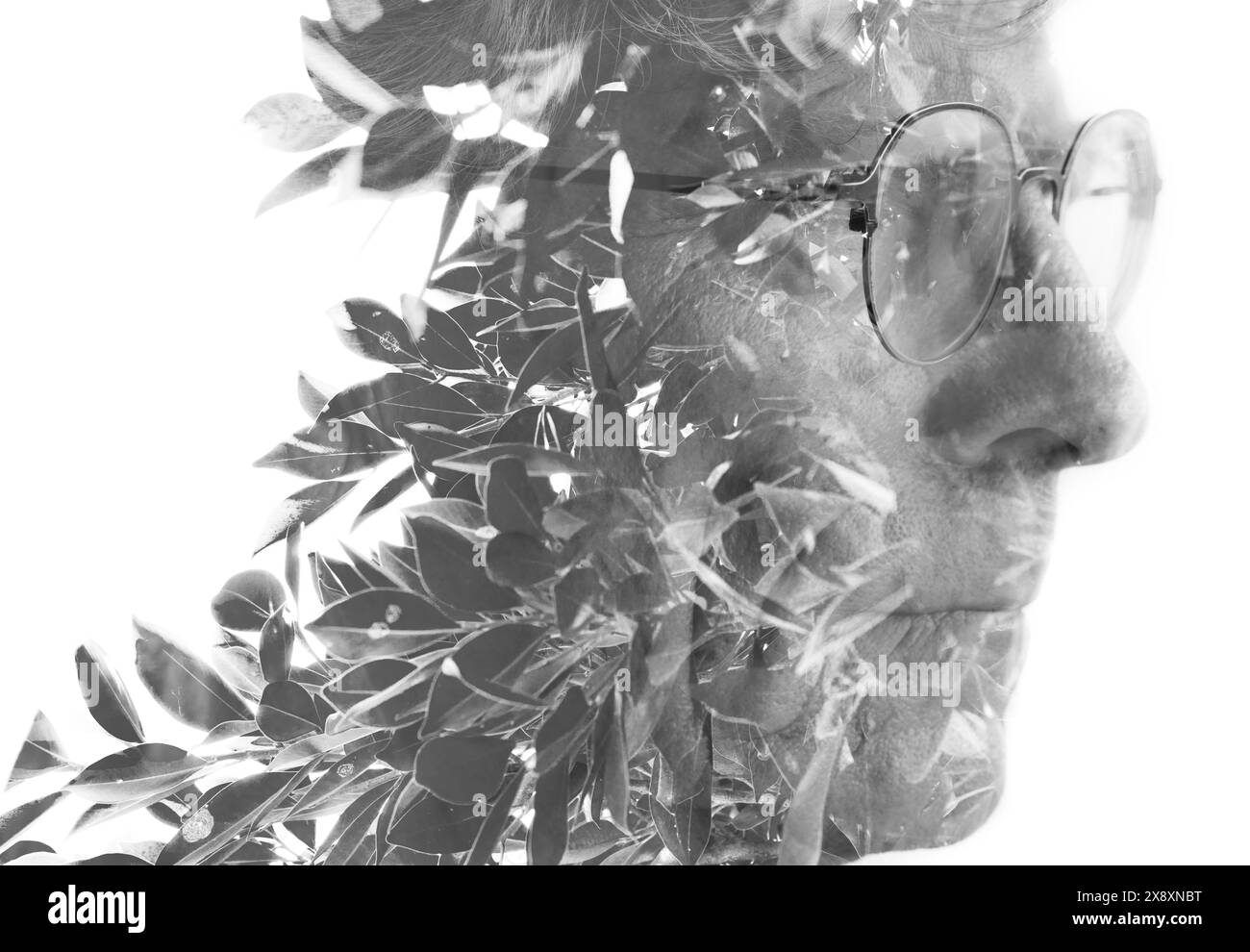 Un profilo desaturato a doppia esposizione di un vecchio con gli occhiali Foto Stock