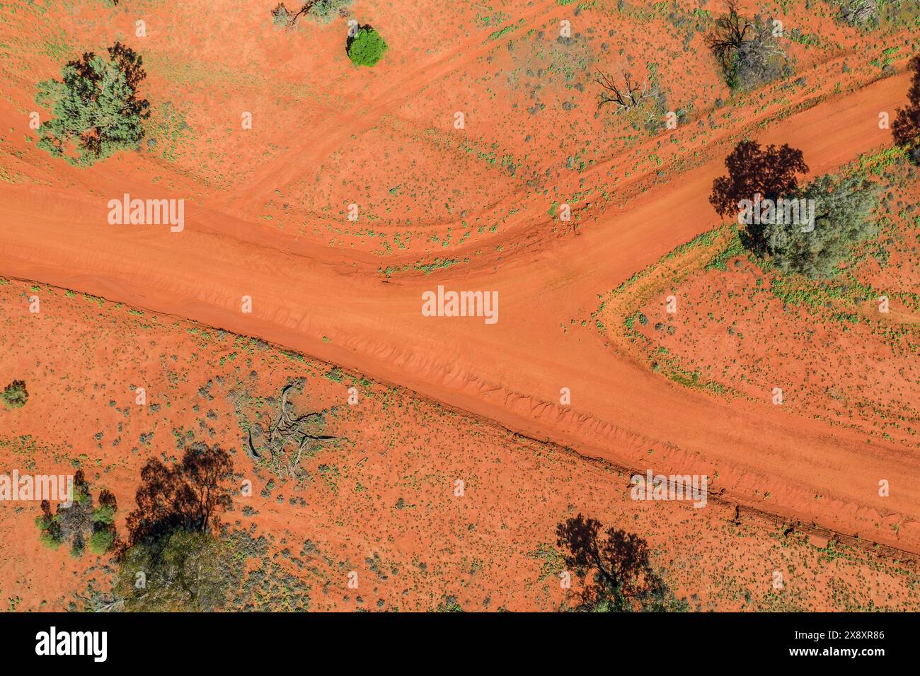 Vista aerea di un incrocio a Y in terra rossa vicino a Bourke nell'Outback New South Wales, Australia Foto Stock