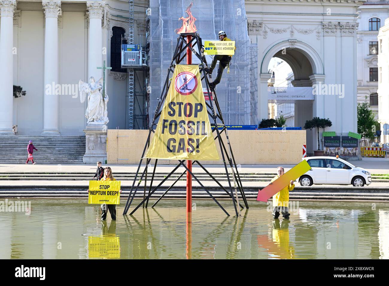 Vienna, Austria, 28 maggio 2024. Gli attivisti di Greenpeace hanno istituito una torre di perforazione di gas alta sei metri a Karlsplatz a Vienna per avvertire delle conseguenze fatali dei progetti di gas pianificati nel Mar Nero. Credit/Franz PERC/Alamy Live News Foto Stock