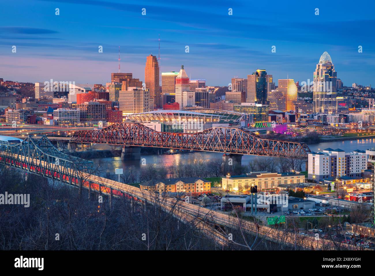 Cincinnati, Ohio, Stati Uniti. Immagine aerea della città di Cincinnati, Ohio, skyline del centro degli Stati Uniti con ponti e fiume Ohio al tramonto primaverile. Foto Stock