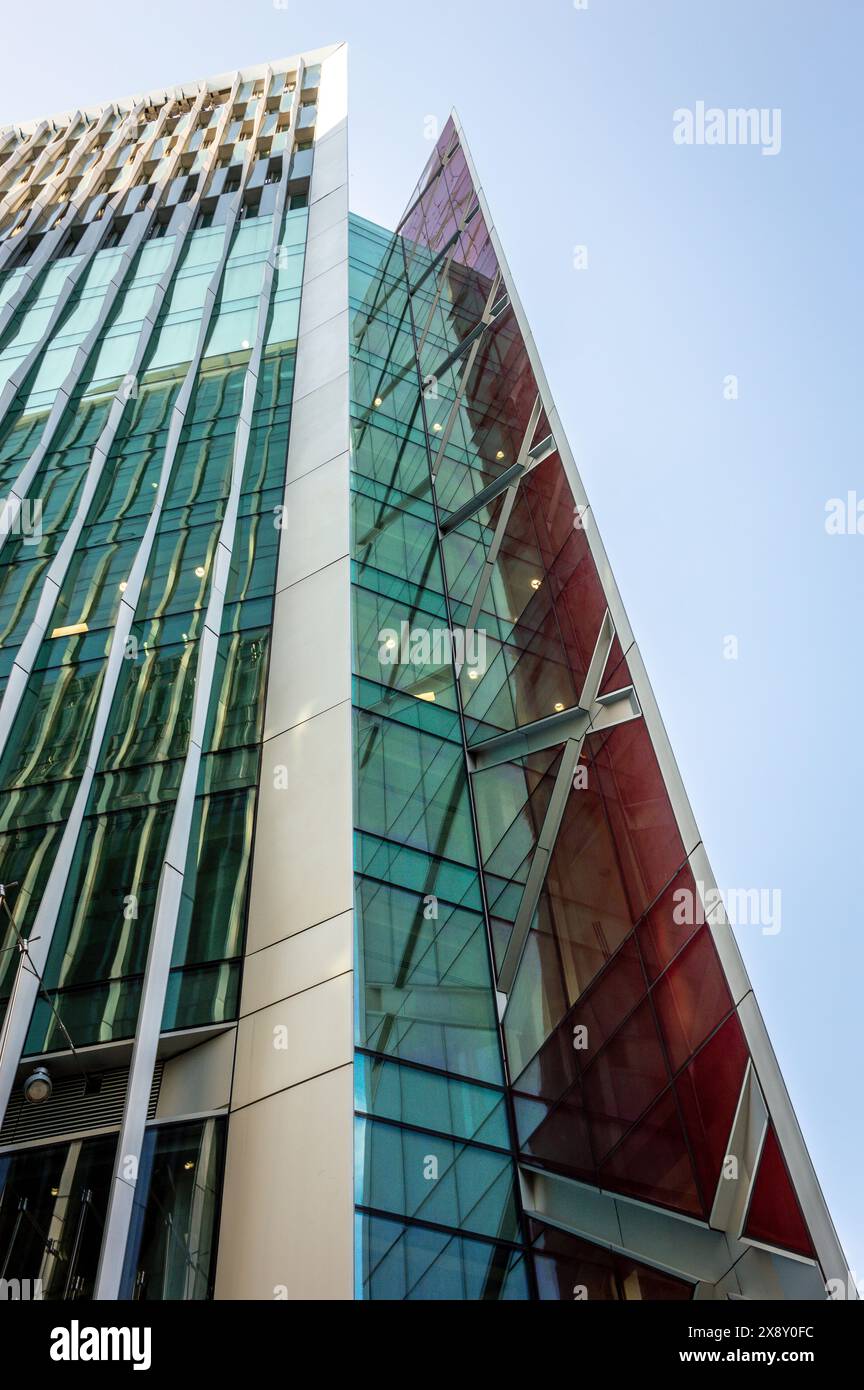 Capolavoro architettonico moderno a Londra con un elegante design in vetro e acciaio con angoli sorprendenti e riflessi vivaci. Foto Stock