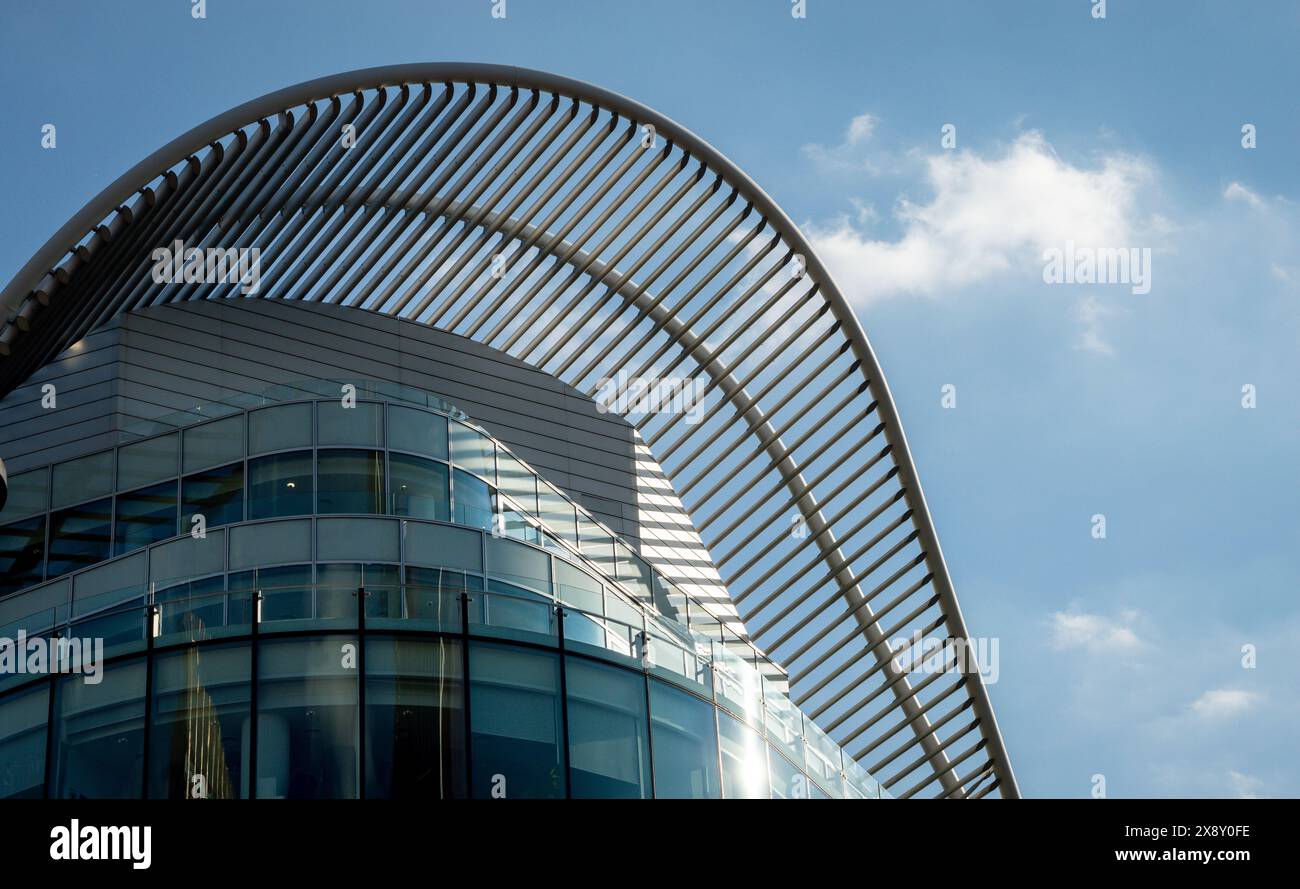 Splendida meraviglia architettonica moderna a Londra caratterizzata da una suggestiva struttura curva in acciaio e da una facciata in vetro. Foto Stock