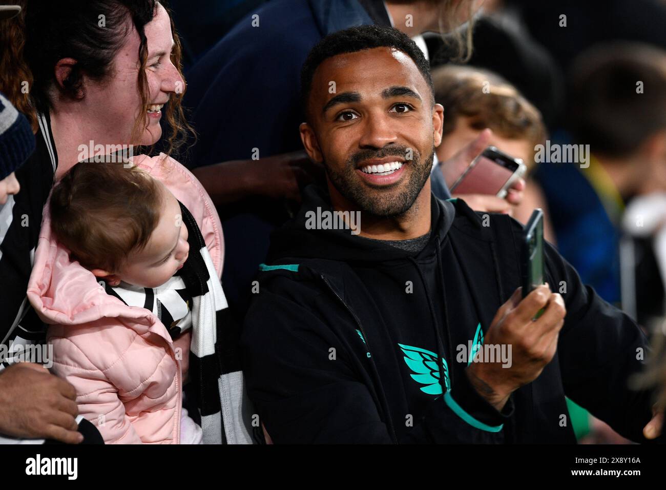 MELBOURNE, AUSTRALIA. 24 maggio 2024. Nella foto: L'attaccante del Newcastle United Callum Wilson (9) condivide un selfie con i tifosi in visita durante il Global Football Foto Stock