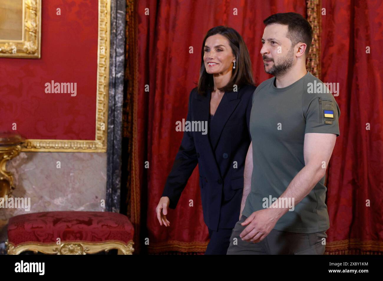 MADRID, 27/05/2024.- la reina Letizia recibe al presidente de Ucrania, Volodímir Zelenski?, a su llegada al almuerzo ofrecido por los reyes en el Palacio Real, este lunes en Madrid. EFE/Ballesteros POOL Cordon Press Foto Stock