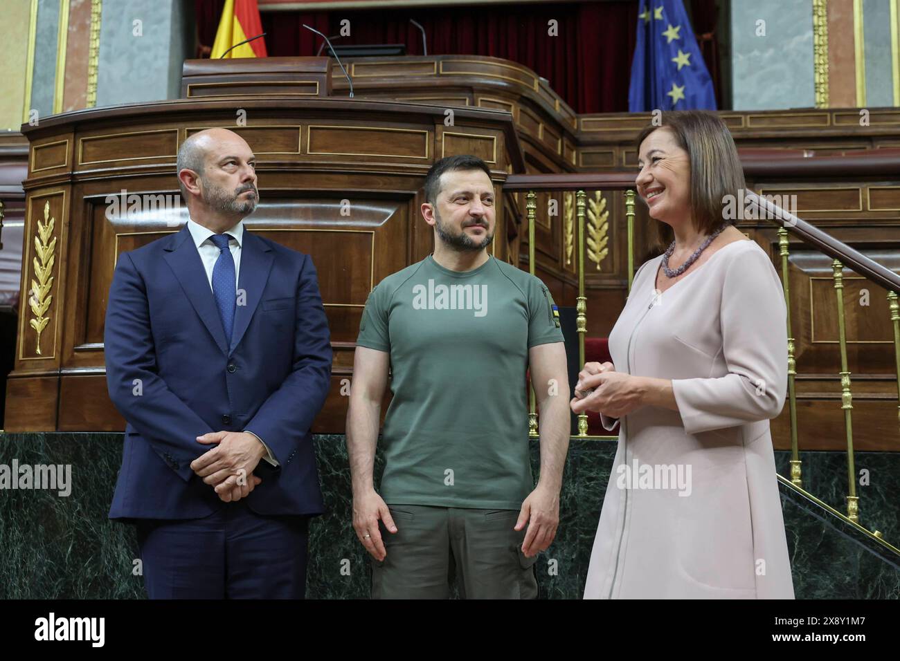 MADRID, 27/05/2024.- El presidente ucraniano, Volodímir Zelenski (c), visita el Congreso junto a la presidenta del Congreso, Francina Armengol (d), y el presidente del Senado, Pedro Rollán (i), con motivo de su visita oficial a España. EFE/ Kiko Huesca/POOL Cordon Press Foto Stock