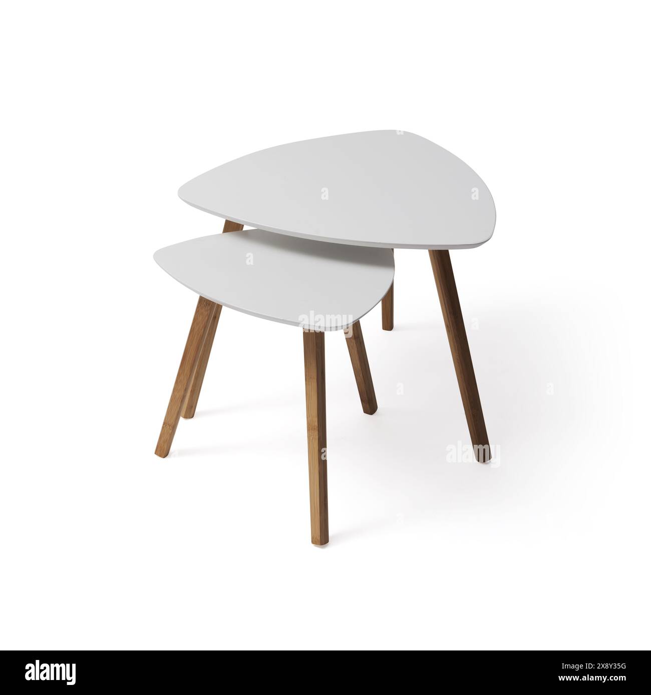 Elegante set di 2 tavolini bianchi a forma di nido. 60 x 60 x 45