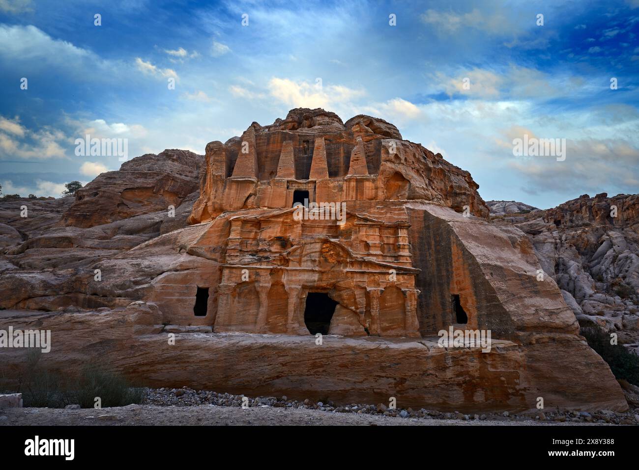 Tomba Obelisco e Bab AS-Siq Triclinium , sito storico in pietra a Petra. Viaggi in Giordania, Arabia. Luce da sera nella natura, Jordan. Terre rosse Foto Stock