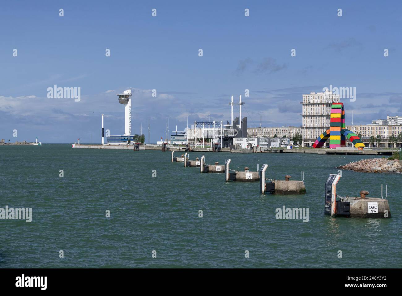 Vista su le Havre Semaphore, la torre di controllo che gestisce l'intero porto di le Havre e gli edifici costruiti in stile modernista da Auguste Perret. Foto Stock
