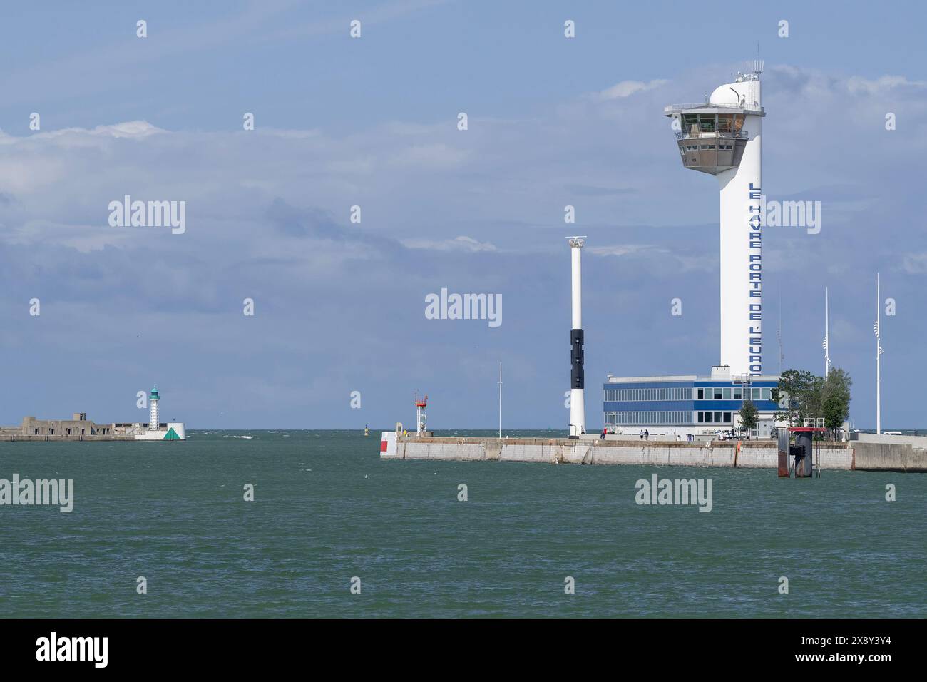 Vista dell'ingresso al porto di le Havre e del Semaphore, la torre di controllo che gestisce l'intero porto di le Havre. Foto Stock