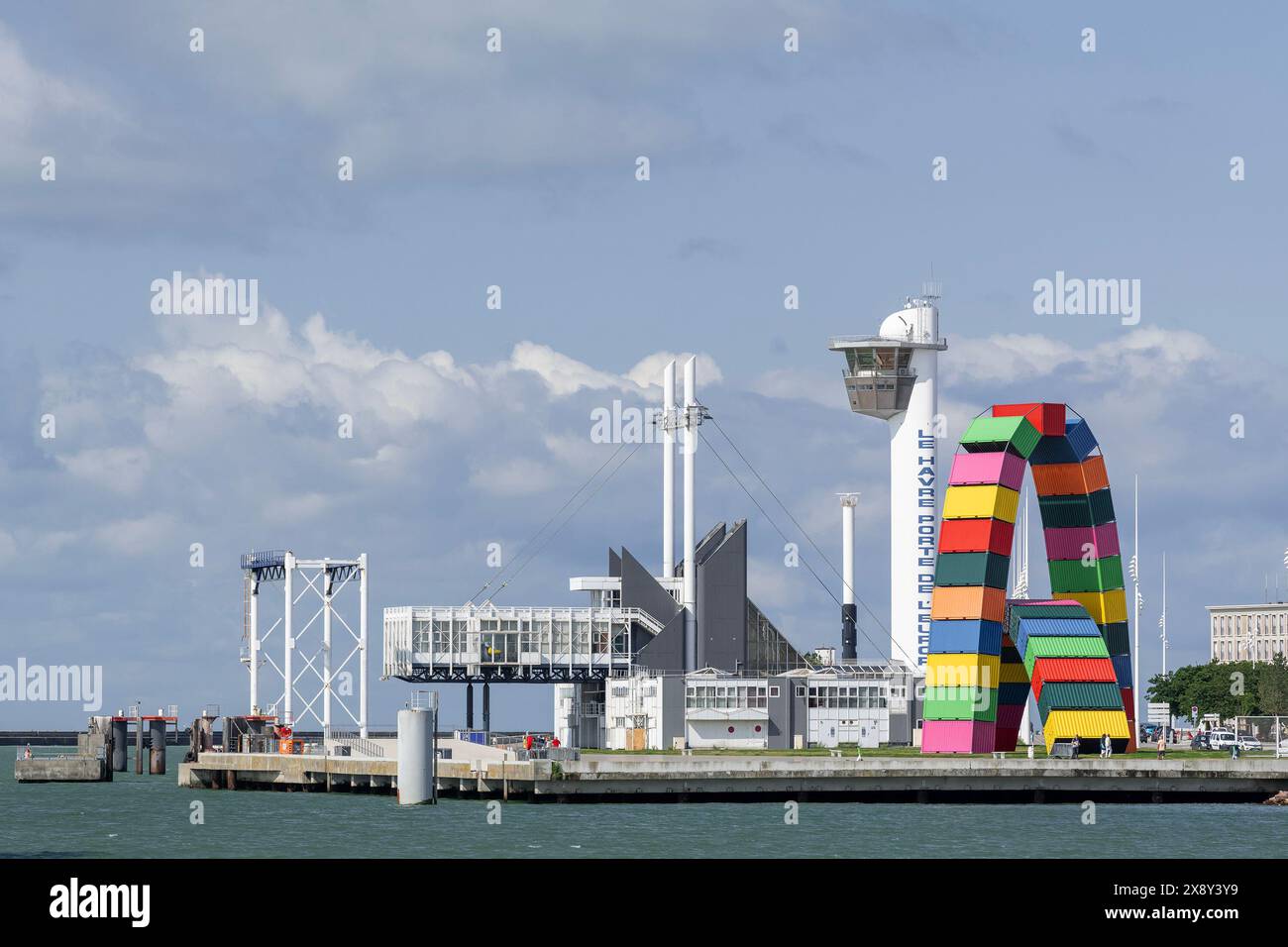 Vista del Semaphore di le Havre e degli archi di colorati container sul quai de southampton. Foto Stock