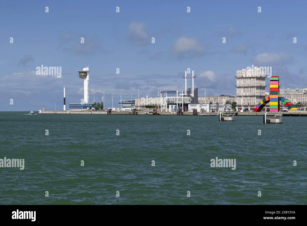 Vista su le Havre Semaphore, la torre di controllo che gestisce l'intero porto di le Havre e gli edifici costruiti in stile modernista da Auguste Perret. Foto Stock