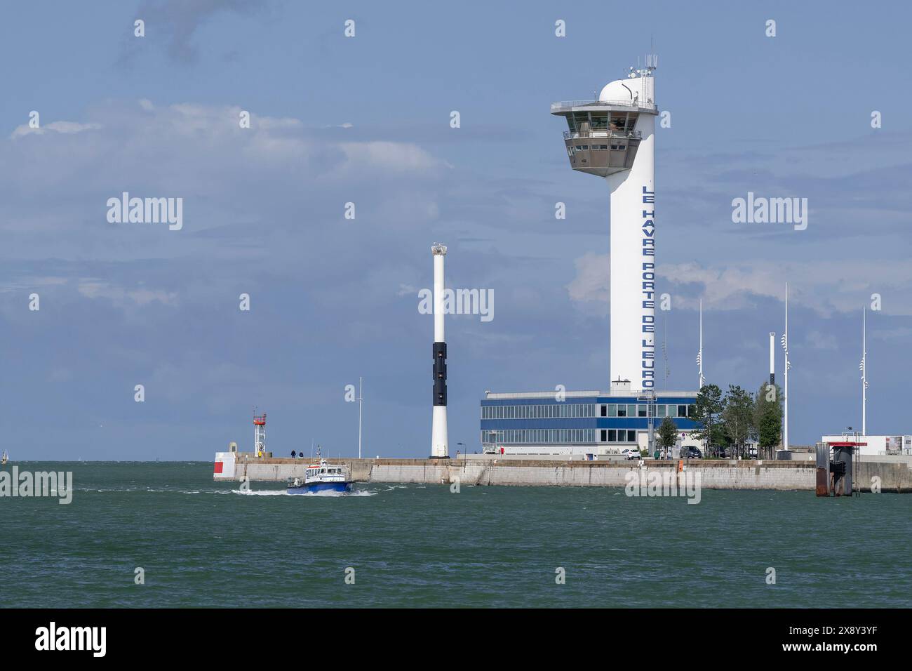 Vista dell'ingresso al porto di le Havre e del Semaphore, la torre di controllo che gestisce l'intero porto di le Havre. Foto Stock