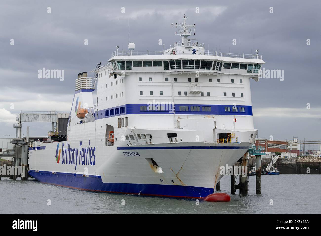 Le Havre, Francia - Vista sulla nave cargo passeggeri RO-RO COTENTIN accanto al porto di le Havre Foto Stock