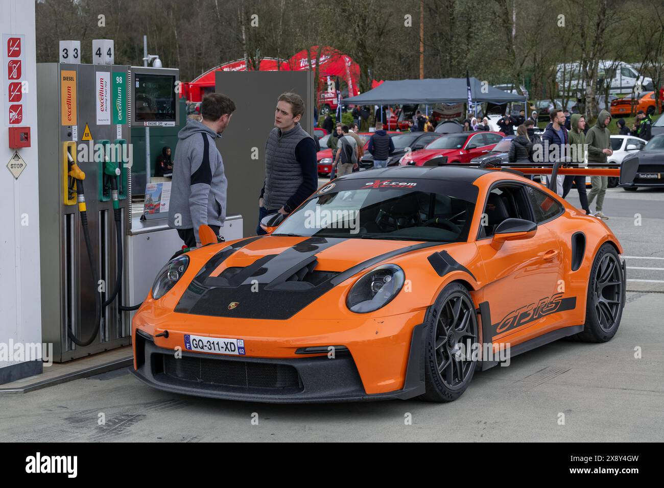 Spa-Francorchamps, Belgio - Les bruleurs de gommes 2024. Guarda il rifornimento di una Porsche 992 GT3 RS arancione presso una stazione di servizio. Foto Stock