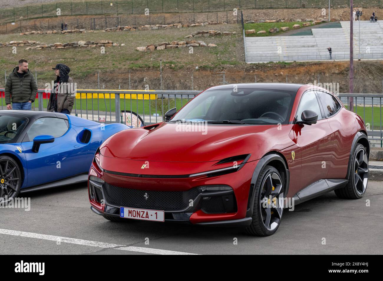 Spa-Francorchamps, Belgio - Vista su una Ferrari Purosangue rossa parcheggiata in un parcheggio. Foto Stock