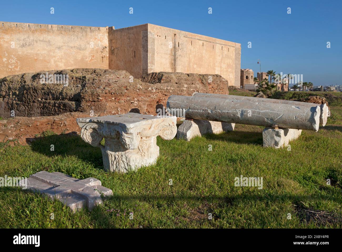 Vestigia romana al di fuori della Kasbah degli Udayas nella città costiera di Rabat in Marocco. Foto Stock