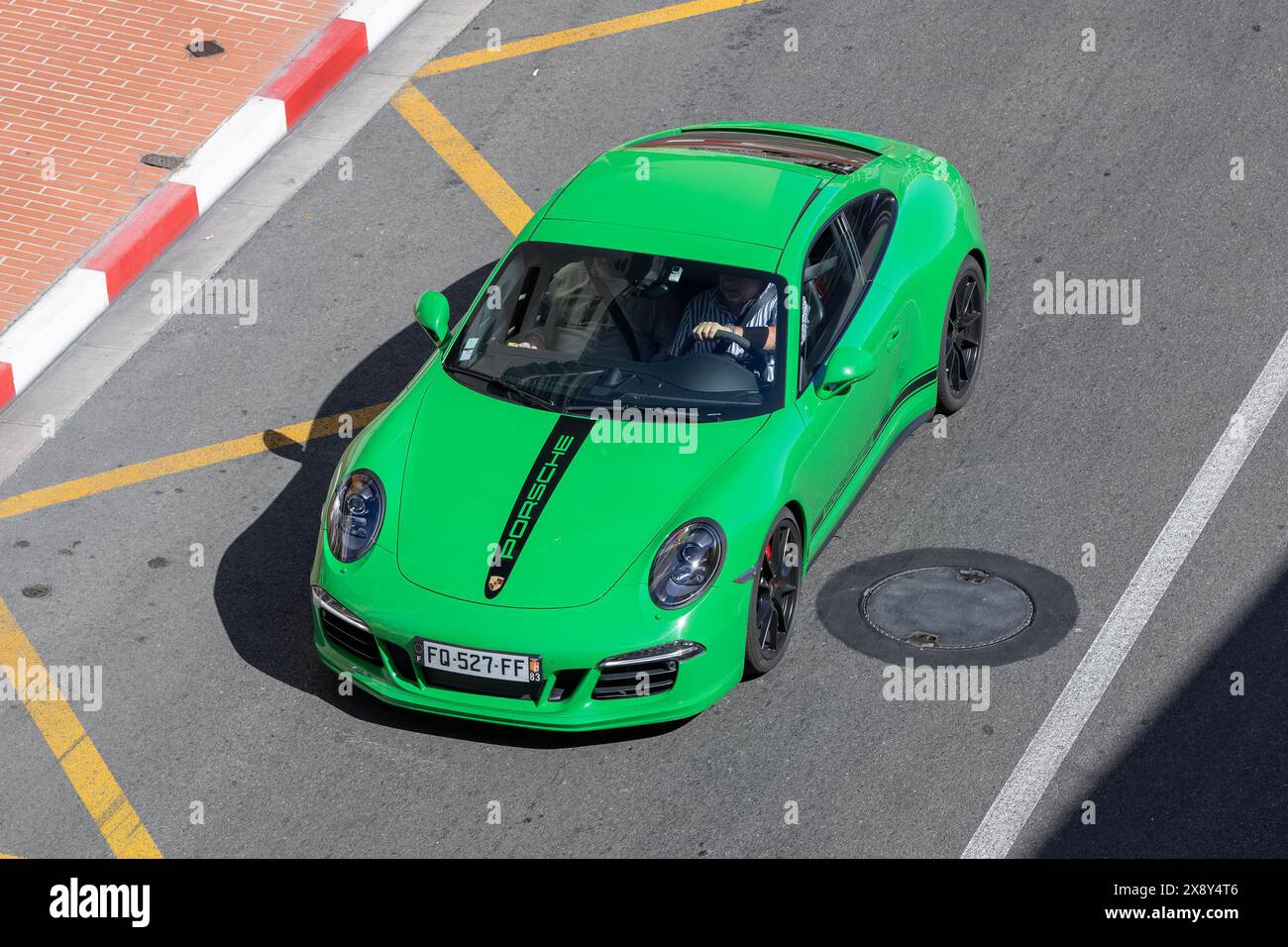 Monte Carlo, Monaco - Vista su una Porsche 991 Carrera 4S verde che percorre la strada nel tornante Fairmont. Foto Stock