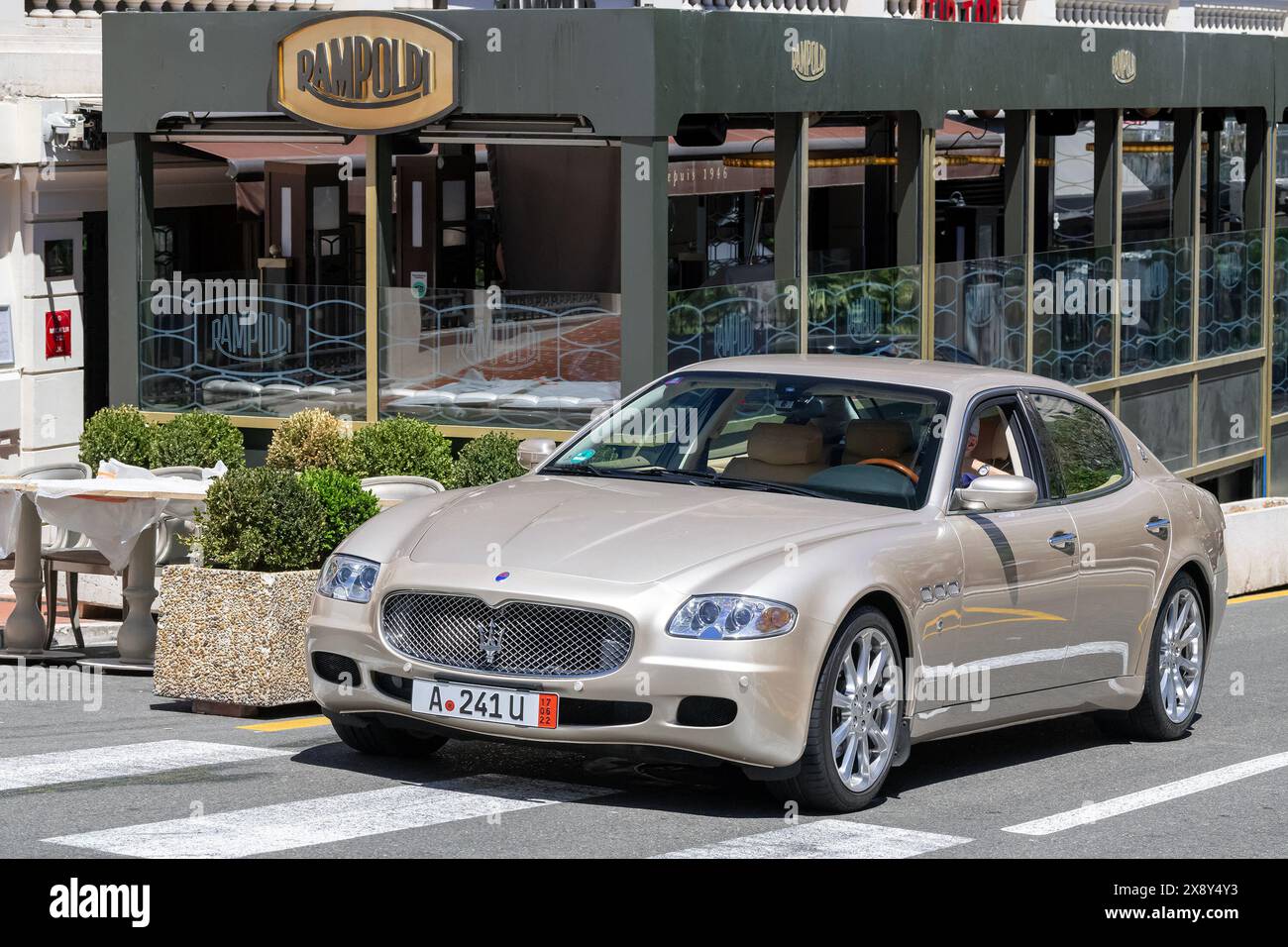 Monte Carlo, Monaco - Vista su una Maserati Quattroporte beige che percorre una strada. Foto Stock