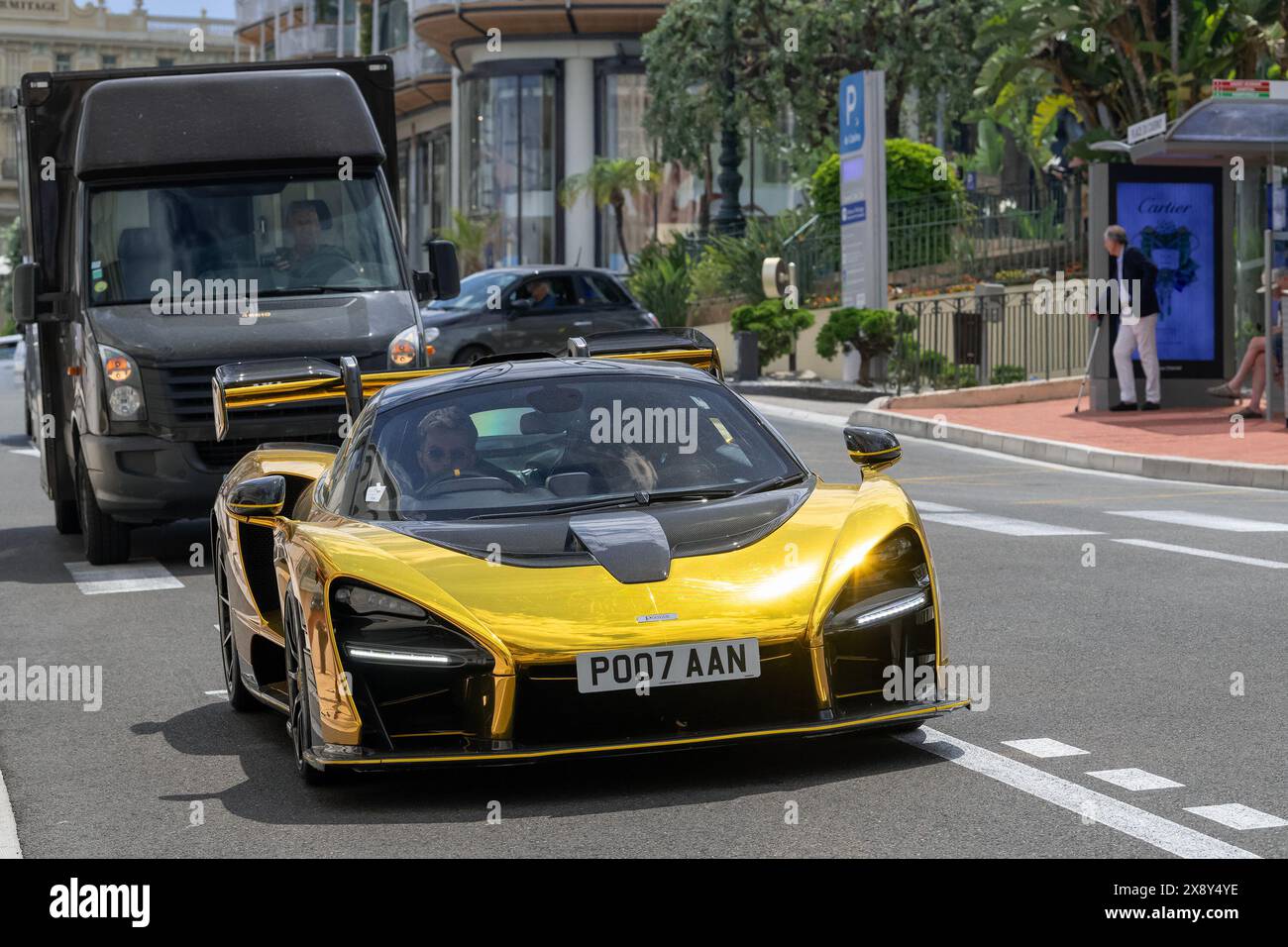 Monte Carlo, Monaco - Vista su una McLaren Senna dorata che guida su una strada. Foto Stock