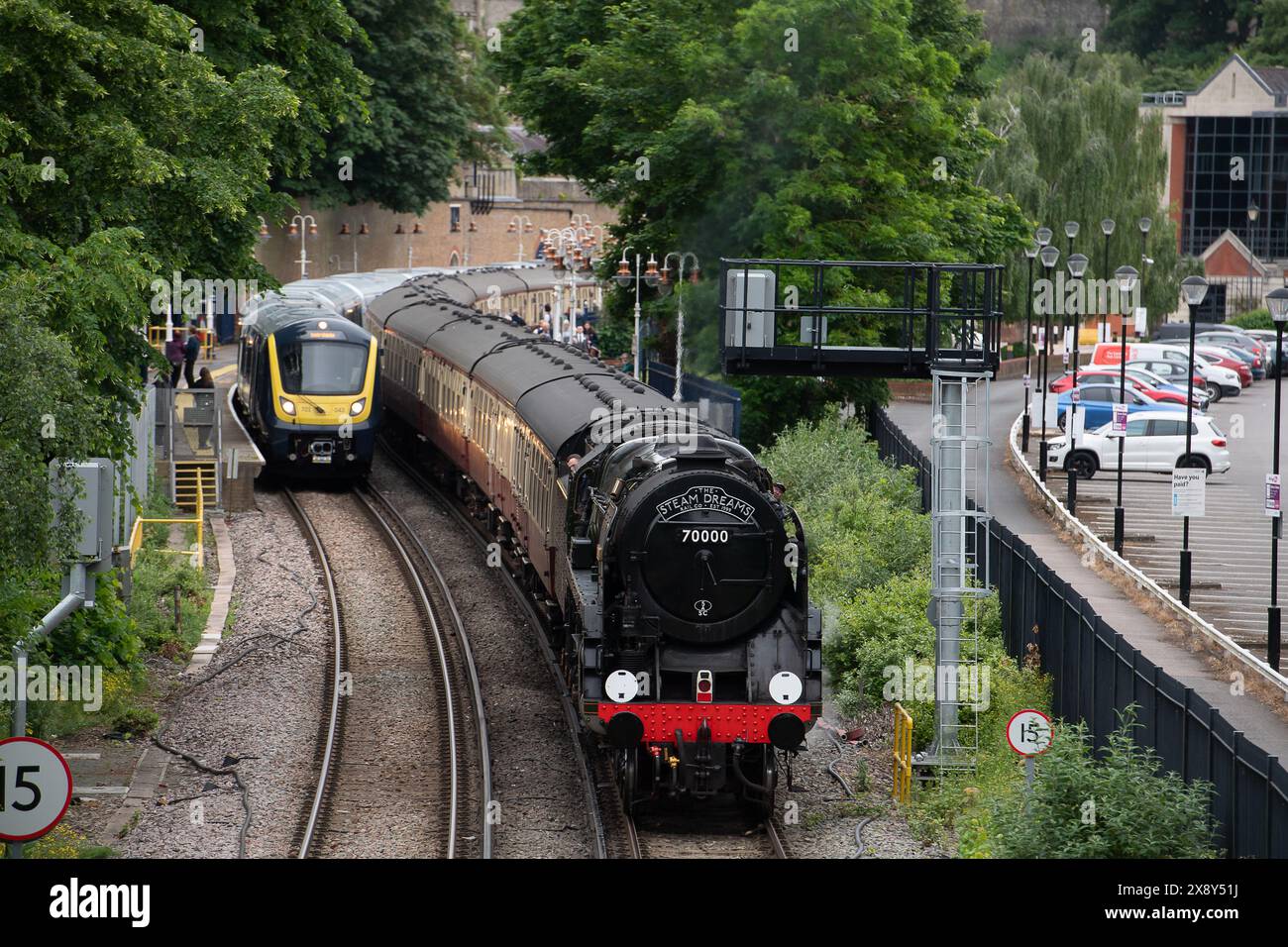 Windsor, Regno Unito. 28 maggio 2024. È stato un piacere vedere la Steam Dream Rail Company Britannia Steam Locomotive alla Windsor & Eton Riverside Station oggi sullo sfondo del Castello di Windsor nel Berkshire. La stazione Windsor & Eton Riverside, classificata Grade II, è stata progettata per la London & South Western Railway come una stazione reale. I passeggeri erano diretti a Norwich per una gita di un giorno. La classe 70000 Britannia costruita nel 1951 è una locomotiva a vapore conservata, di proprietà della Royal Scot Locomotive and General Trust. Crediti: Maureen McLean/Alamy Live News Foto Stock