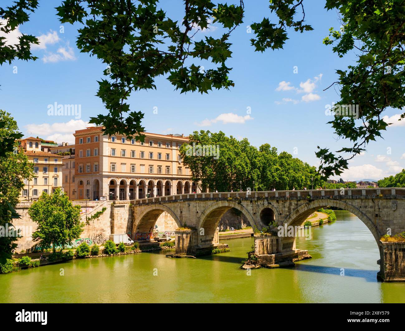 Ponte Sisto, noto anche come Pons Agrippae (ponte di Agrippa), Pons Aurelius (ponte di Aurelio), Pons Antonini (ponte di Antonino), Pons Valentiniani (ponte di San Valentino) o Ponte Gianicolense, è un ponte che collega Piazza S. Vincenzo Pallotti in Piazza Trilussa, a Roma, nei quartieri regola e Trastevere - Roma, Italia Foto Stock