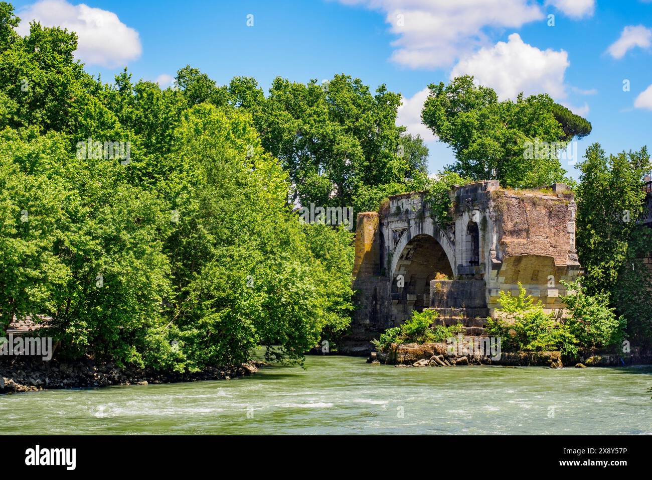 Le rovine di Pons Aemilius, il più antico ponte romano in pietra di Roma, precedute da una versione lignea, fu ricostruito in pietra nel II secolo a.C. Oggi è chiamato anche Ponte rotto - Roma, Italia Foto Stock