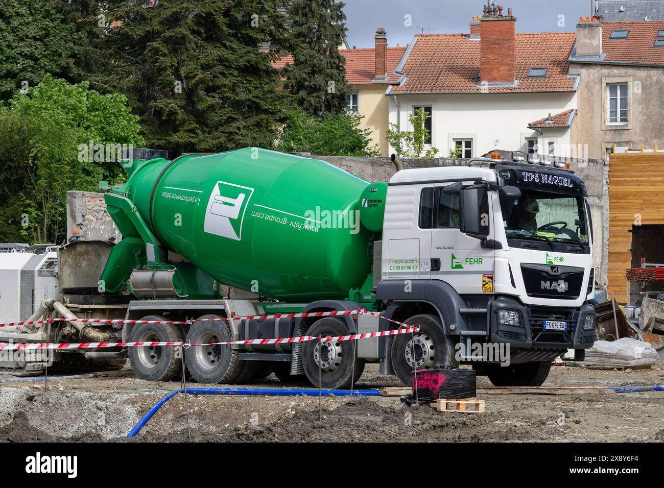 Nancy, Francia - betoniera bianca e verde MAN TGS 35,420 per la consegna di calcestruzzo in un cantiere per fondazioni speciali. Foto Stock