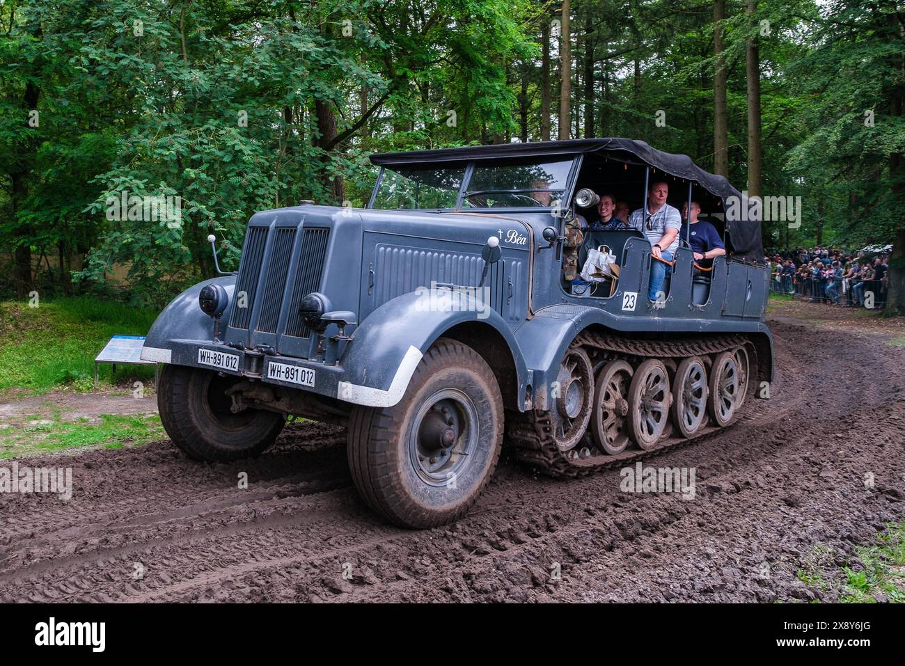 © Arnaud BEINAT/Maxppp. 2024/05/26, Overloon, Hollande. Half-track lourd allemand SdKfz 7. Militracks est une concentration annuelle de véhicules de Collection allemands de la seconde guerre mondiale. Moyennant le prix d'un billet, le Public Peut embarquer et faire des Tours de Terrain. INGLESE : artiglieria pesante tedesca trattore Hal-Track SdKfz 7. Militracks è un raduno annuale di veicoli tedeschi della seconda guerra mondiale. Il pubblico può pagare per salire a bordo dei veicoli. Crediti: MAXPPP/Alamy Live News Foto Stock