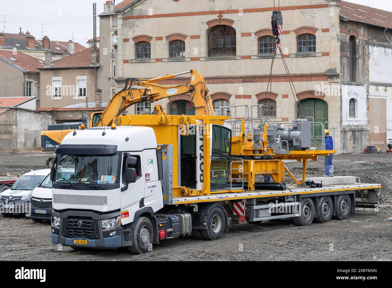 Nancy, Francia - White Trucks Renault Trucks T 520 con elementi di gru a torre su un rimorchio parcheggiato in un cantiere. Foto Stock