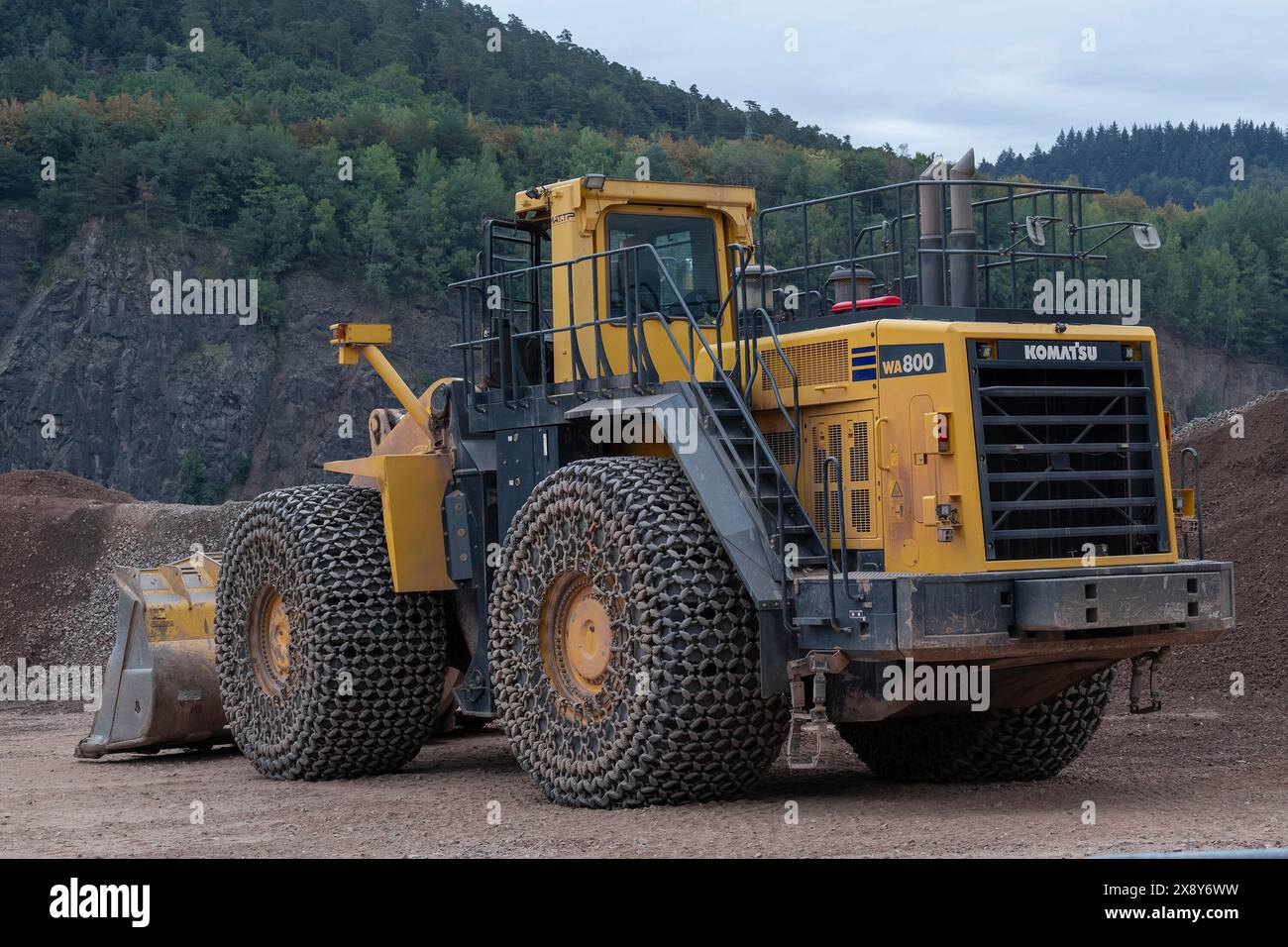 Raon-l'Étape, Francia - Vista su una pala gommata gialla Komatsu WA800-3 in una cava di pietra. Foto Stock