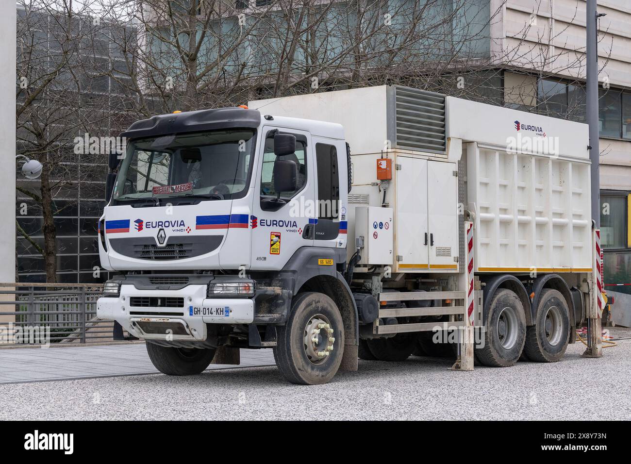Nancy, Francia - Focus su un camion aspirante bianco Renault 450 DXI in un cantiere in una strada. Foto Stock