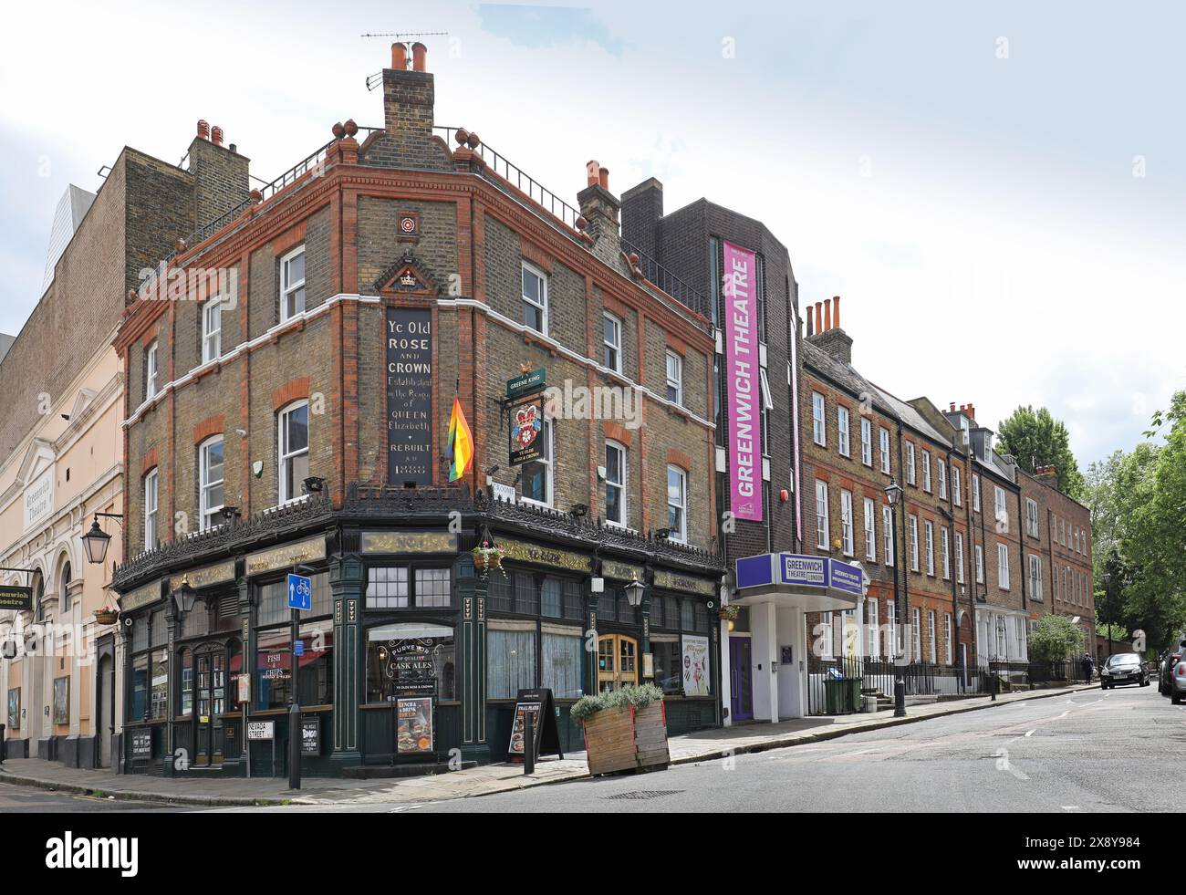 Greenwich, Londra, Regno Unito. Crooms Hill. Mostra il pub Rose and Crown (a sinistra) e il Greenwich Theatre (centro). Eleganti case Georgean oltre. Foto Stock