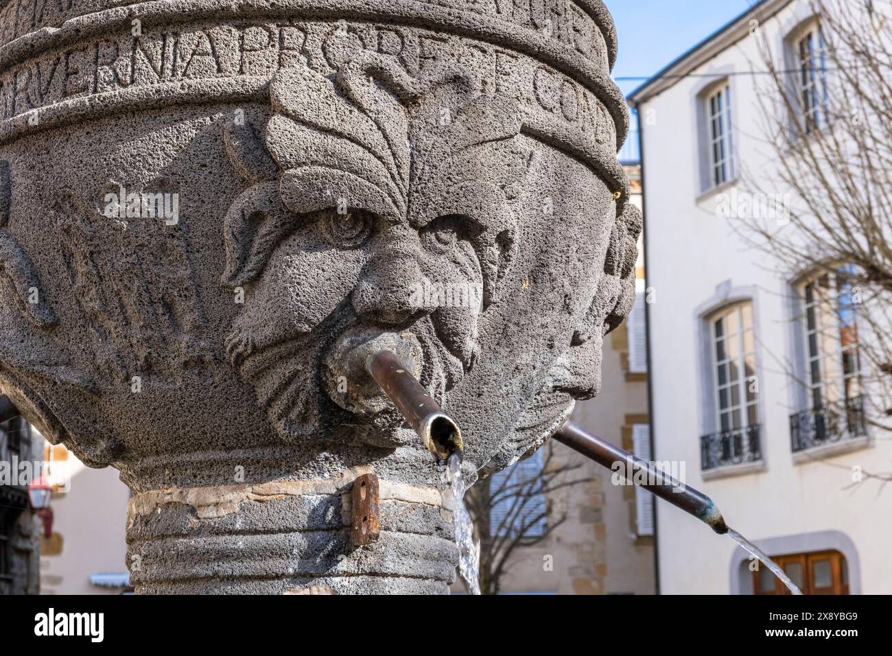 Francia, Puy de Dome, Vic le Comte, etichettato Petites Cités de Caractère® (piccole città con un patrimonio notevole), fontana di piazza Vieux Marche, Alli Foto Stock