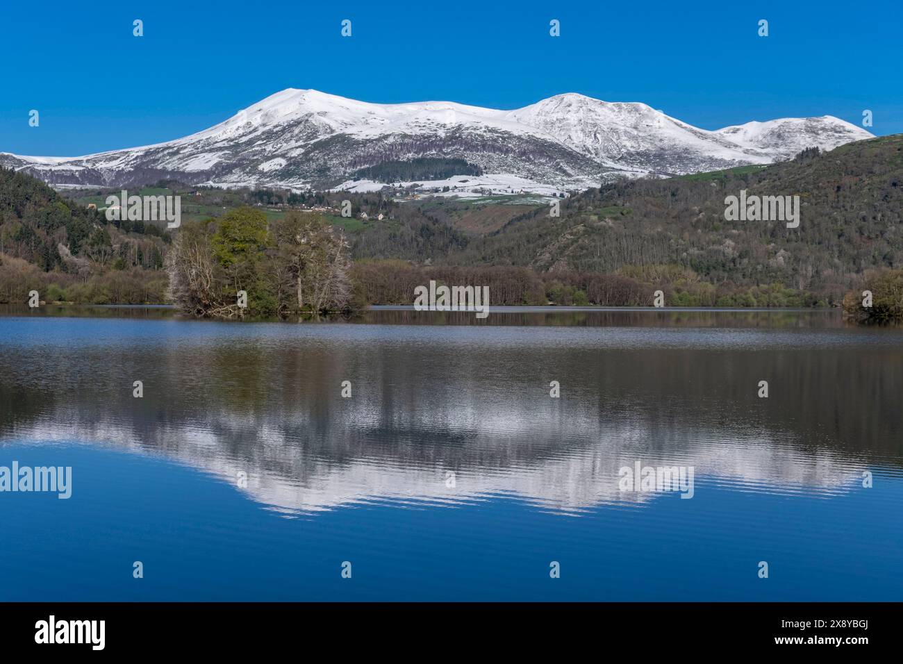 Francia, Puy de Dome, Chambon sur Lac, Lago Chambon e Monts Dore, Parco Naturale Regionale Volcans d'Auvergne, (vista aerea) Foto Stock