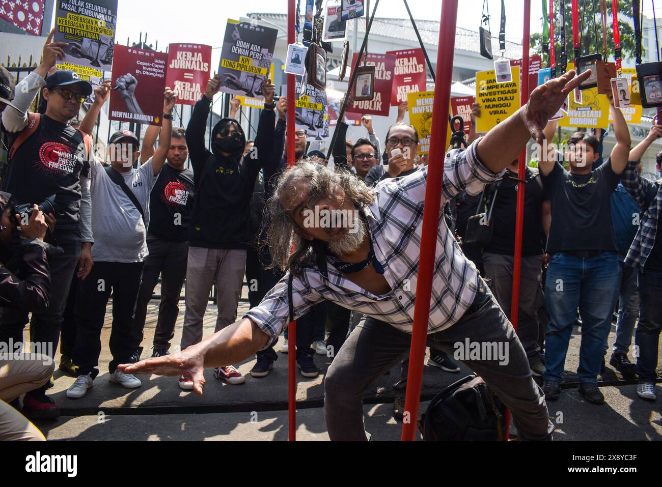 Bandung, Indonesia. 28 maggio 2024. I giornalisti indonesiani hanno protestato contro l'ultima bozza di revisione della legge sulle trasmissioni emessa dalla camera dei rappresentanti (DPR) a Bandung, Giava occidentale, Indonesia, il 28 maggio 2024. I giornalisti si oppongono a tutte le forme di minacce alla libertà di stampa contenute nella prevista revisione del Broadcasting Bill che potrebbero mettere a tacere i giornalisti e la stampa. (Foto di Dimas Rachmatsyah/Sipa USA) credito: SIPA USA/Alamy Live News Foto Stock