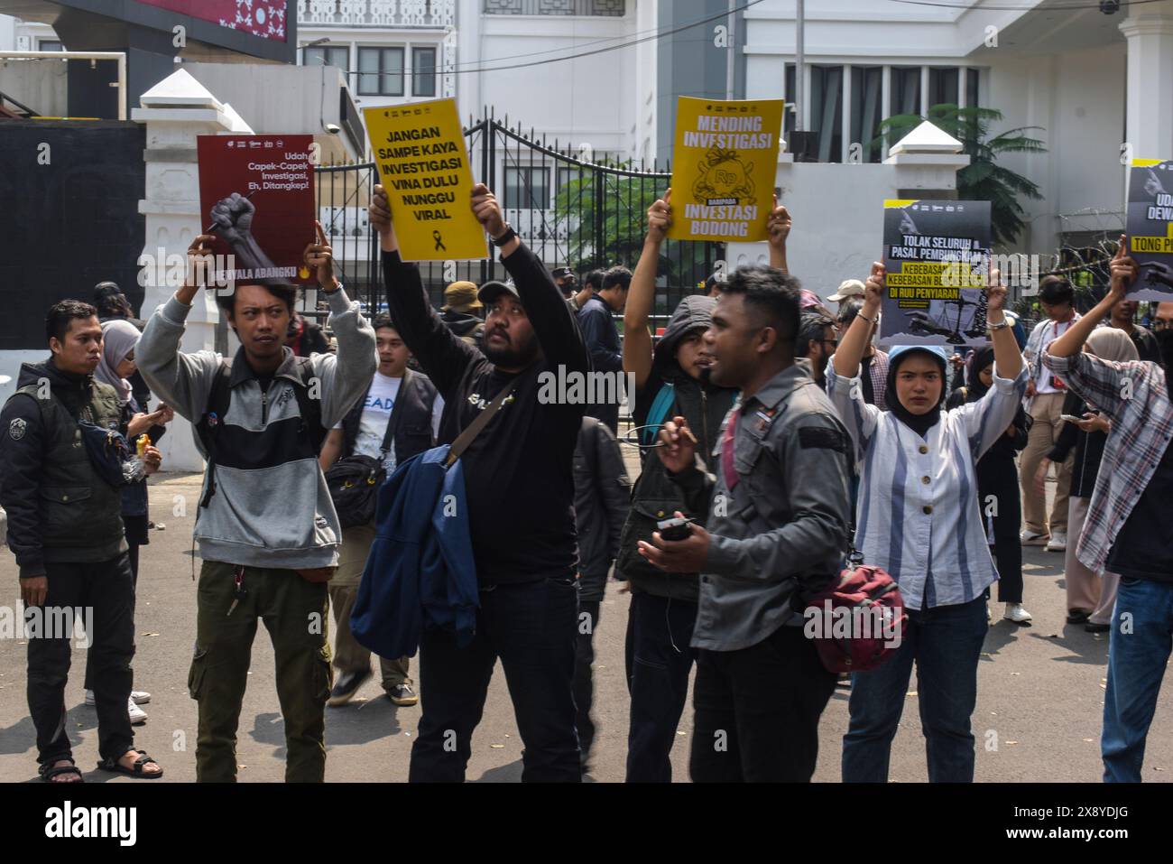 Bandung, Indonesia. 28 maggio 2024. I giornalisti indonesiani hanno protestato contro l'ultima bozza di revisione della legge sulle trasmissioni emessa dalla camera dei rappresentanti (DPR) a Bandung, Giava occidentale, Indonesia, il 28 maggio 2024. I giornalisti si oppongono a tutte le forme di minacce alla libertà di stampa contenute nella prevista revisione del Broadcasting Bill che potrebbero mettere a tacere i giornalisti e la stampa. (Foto di Dimas Rachmatsyah/Sipa USA) credito: SIPA USA/Alamy Live News Foto Stock