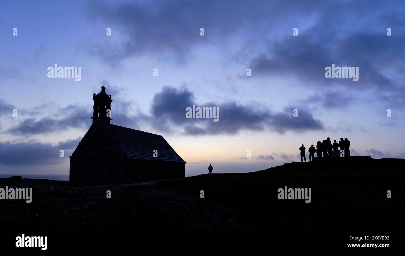 Francia, Finistère, Parco naturale regionale Armorique, Monts d'Arree (Monte Arree), Saint-Rivoal, alba presso la cappella di Saint-Michel in cima Foto Stock