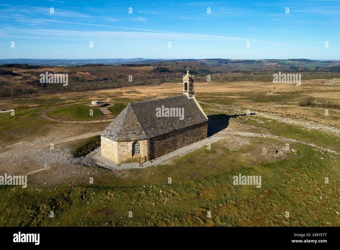 Francia, Finistère (29), Parco naturale regionale Armorique, Monts d'Arree (Monte Arree), Saint-Rivoal, Cappella Saint-Michel sulla sommità del Mont Saint- Foto Stock