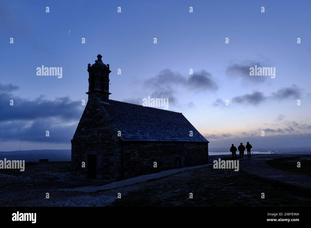 Francia, Finistère, Parco naturale regionale Armorique, Monts d'Arree (Monte Arree), Saint-Rivoal, alba presso la cappella di Saint-Michel in cima Foto Stock