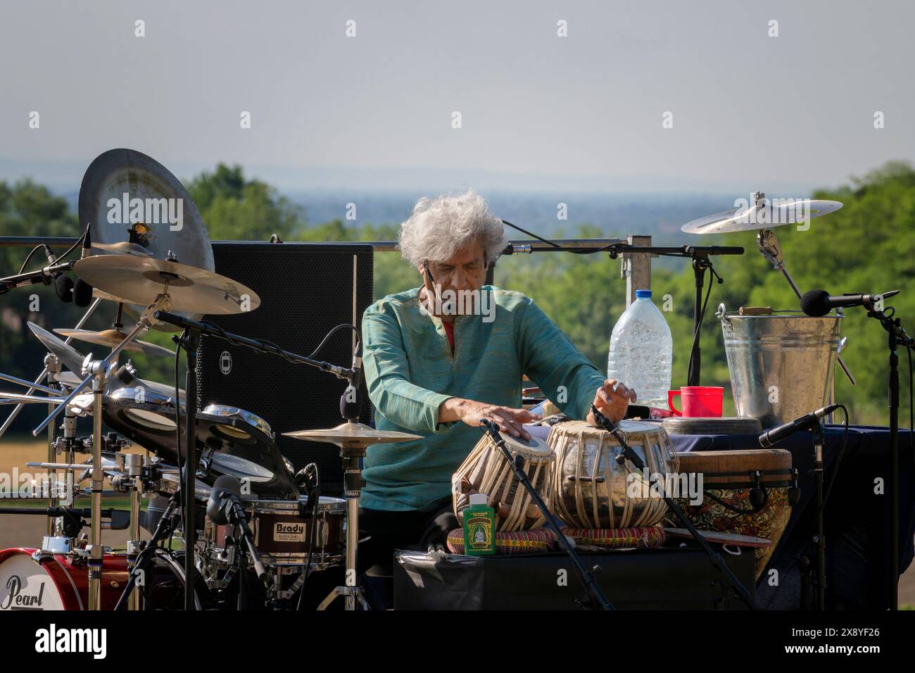 Il signor Trilok Gurtu in concerto. Percussionista e compositore indiano. Concerto all'aperto di prima mattina. Moruzzo, provincia di Udine, Friuli Venezia Giulia, Italia. Foto Stock