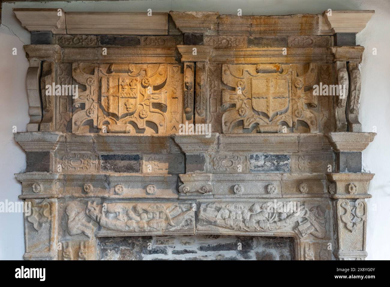 Irlanda, Contea di Donegal, Donegal, Castello di Donegal, sala da pranzo, caminetto in stile Tudor Foto Stock