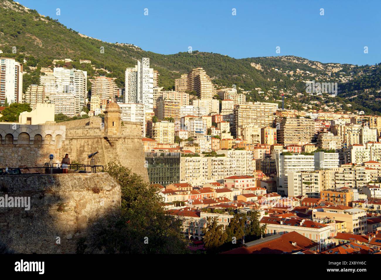 Principato di Monaco, Monaco, la Rocca (le Rocher) e i bastioni, le mura della città camminano con il quartiere la Condamine e l'edificio Simona progettato da Foto Stock