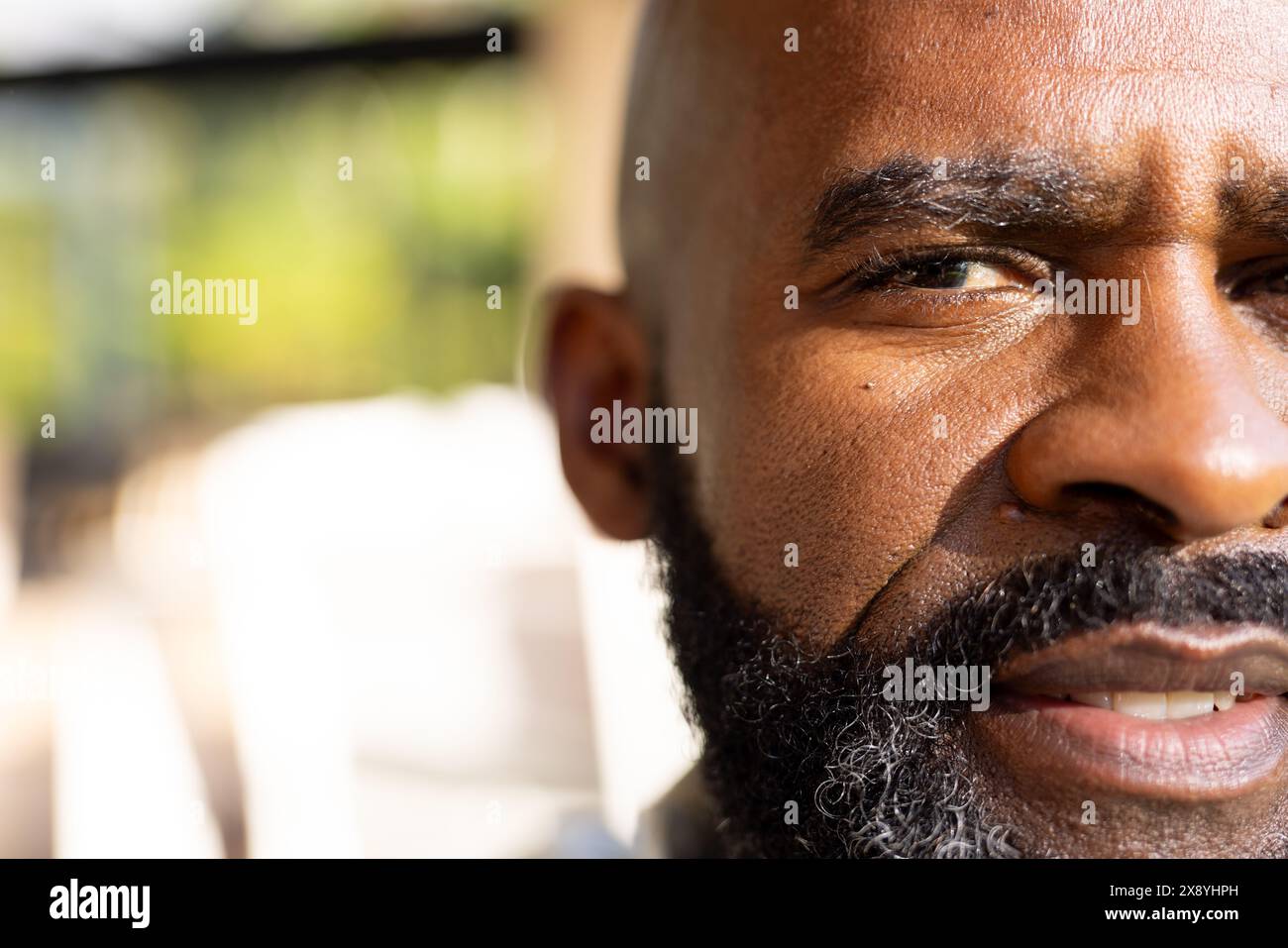 All'aperto, uomo afroamericano anziano, con barba ben curata, spazio fotocopie Foto Stock
