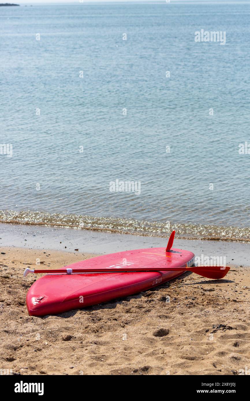 Un paddleboard e pagaia sulla spiaggia di Shell Bay a Fife Foto Stock