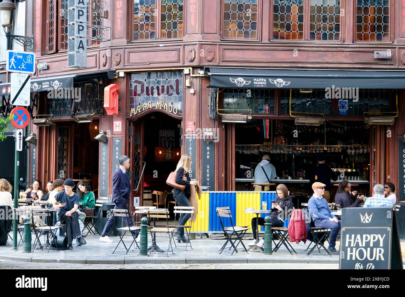 Belgio, Bruxelles, Rue du Pont de la Carpe, terrazza del bar ristorante Mappa Mundo Foto Stock