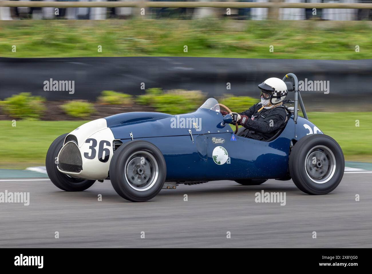 Eric Staes nella sua Cooper-Bristol Mk2 T23 del 1952 durante la gara di Parnell Cup al Goodwood 81st Members Meeting del 2024, Sussex, Regno Unito Foto Stock