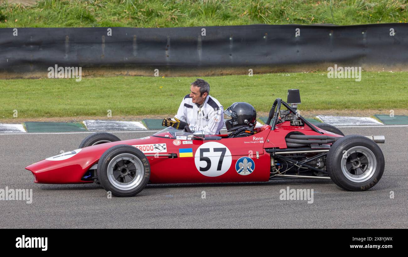 Simon Haughton nella sua Chevron-Ford B15 del 1969 in griglia con il suo meccanico, la gara Derek Bell Cup. 2024 Goodwood 81st Members Meeting, Sussex, Regno Unito. Foto Stock