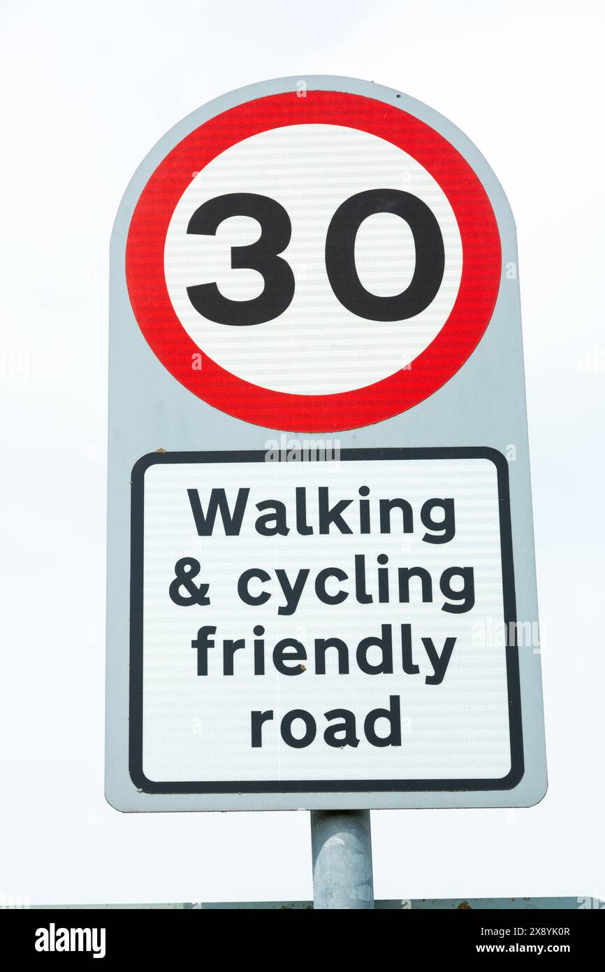 Strada adatta a passeggiate e ciclismo Foto Stock